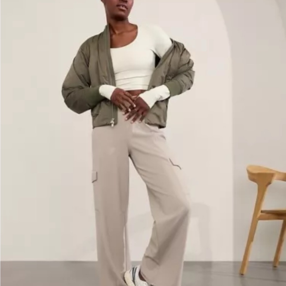 Athleta Venice wide leg cargo pant Med “Feather” nwt